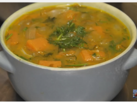 ליהי קרויץ עם מתכון חמים למרק עדשים וירקות